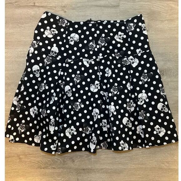 Hot Topic Size Med Skirt Skater Polka Dot Skull & Rose Mini Black White Goth Emo - Picture 1 of 5
